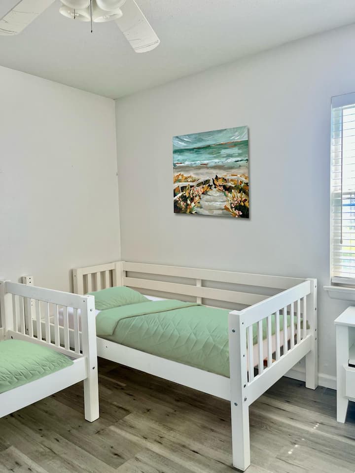 Chumba cha kulala cha kupendeza kilicho na vitanda vipya kabisa vya Maxtrix na magodoro ya plush – bora kwa watoto!  Kabati rahisi kwa ajili ya kuhifadhi mizigo.