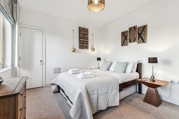 舒适的双人床，配有衣柜和储物柜