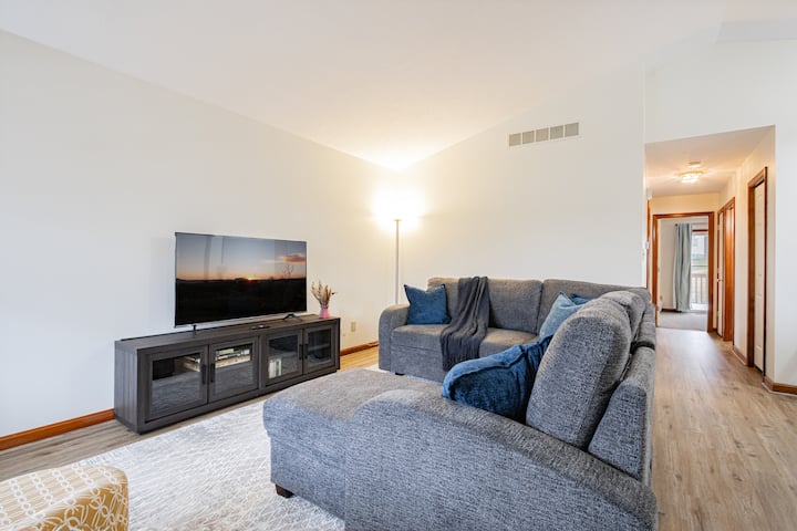 Comfort Awaits At Cozy Get Away | Dog Friendly - Akron, OH