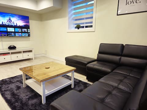 Successful Airbnb property: Modern & Cozy 2BR Suite w/ Free Parking| Fast WIFI in Guildford