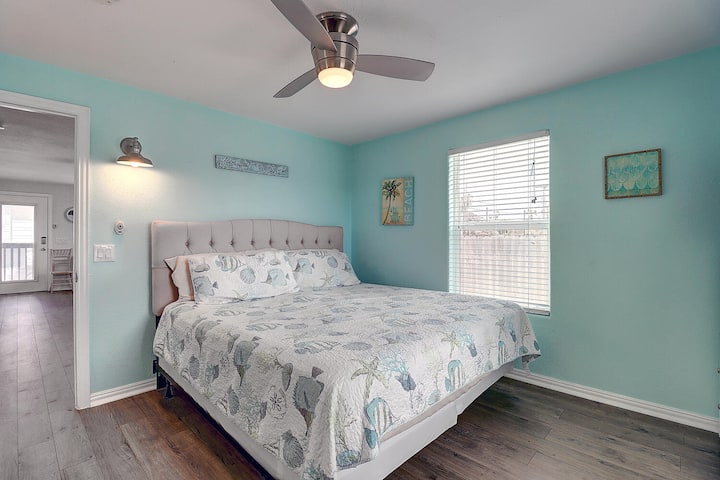 キングサイズベッドと薄型テレビを備えたマスターベッドルーム