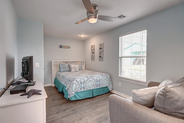 2つ目の寝室には、クイーンサイズベッド1台とツインベッドがあるラブシートがあります