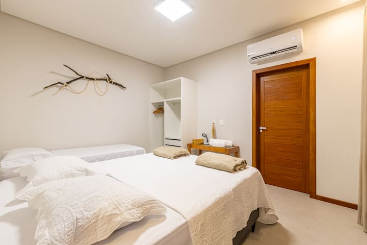 Prostran i udoban apartman s terasom, opremljen bračnim krevetom i jednim krevetom za jednu osobu, idealan za parove, prijatelje ili obitelji. Prostor je klimatiziran, lijepo uređen s rustikalnim elementima, ima otvoreni ormar i puno posteljine.