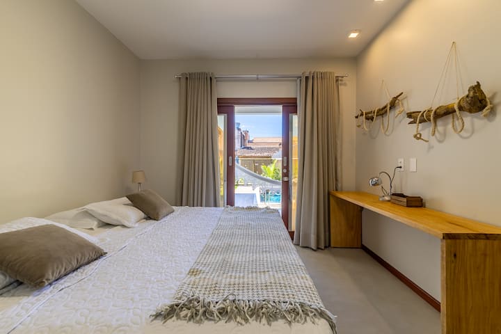 Apartman u prizemlju s izravnim pristupom bazenu, savršen za opuštanje i uživanje u najboljem sunčanom vremenu. Ugodan ambijent, s udobnim bračnim krevetom i ugodnim uređenjem. Probudite se i uživajte u trenucima mira u visećoj ležaljci ili uz bazen. 