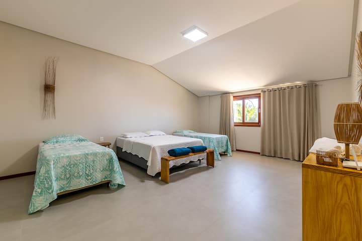 Prostrani apartman na gornjem katu s jednim bračnim krevetom i dva jednostruka kreveta. Udobno, dobro osvijetljeno, s klima-uređajem i otvorenim ormarom i puno posteljine. Idealno za obitelji ili grupe koje traže praktičnost i mir na jednom mjestu