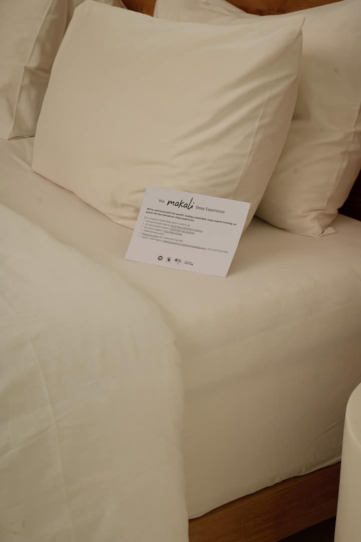 Luxusný spánok - Odpočívajte v pohodlí podobnom mraku s vysokokvalitnou posteľnou bielizňou, prispôsobenými detailmi a pokojnou atmosférou navrhnutou tak, aby ponúkla dokonalý nočný spánok.