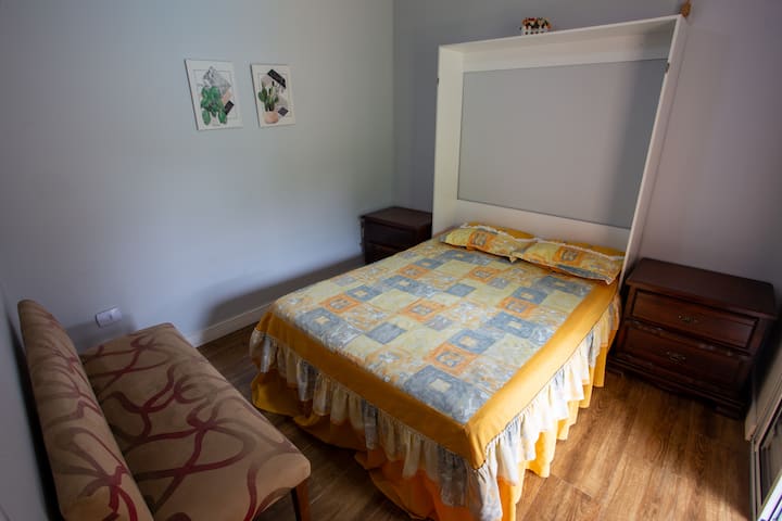 סוויטה חיצונית, עם מיטה זוגית, טלוויזיה, מאוורר תקרה, ספסל רך ומרופד. 