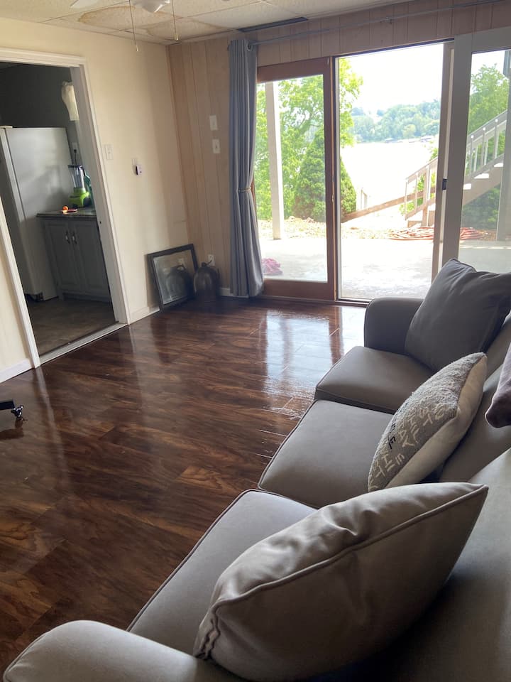 Дополнителна семејна соба која се поврзува со кујничката и надвор под тремот.
Кауч за криење со големина на брачен кревет (широк 150-179 см
