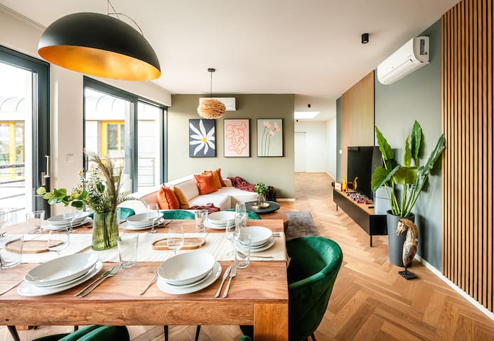 4BR Elegant Stay: AC, 2 Terraces, Central Location