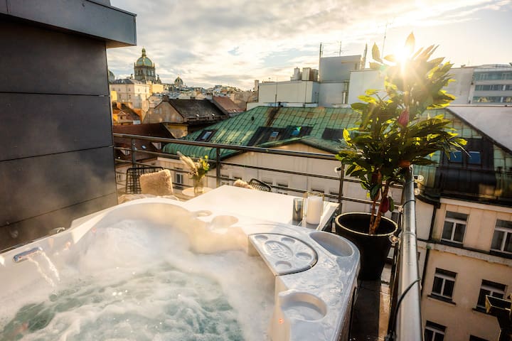 3BR Luxury Stay, 2 Terraces, Hot Tub & AC, Centre