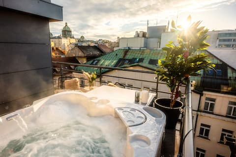 3BR Luxury Stay, 2 Terraces, Hot Tub & AC, Centre