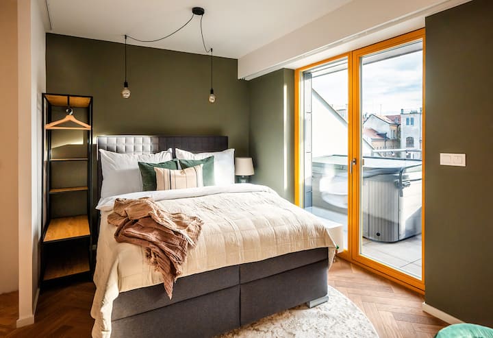 Chambre lumineuse et aérée avec beaucoup de lumière naturelle.