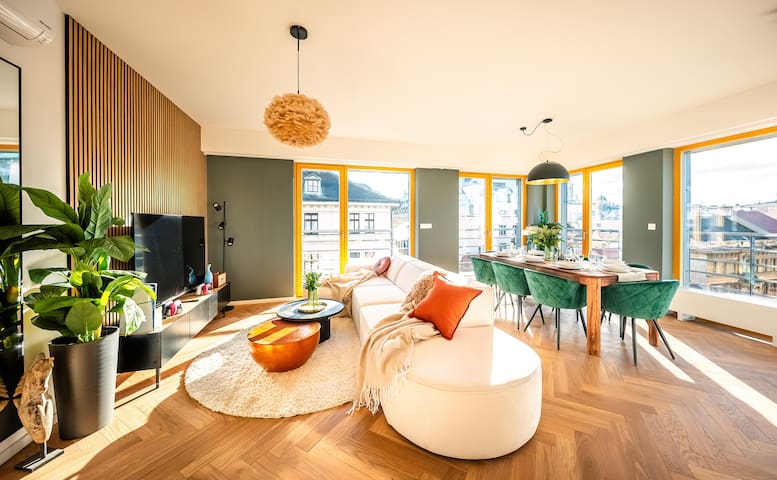 3BR Central Stay: AC, Terrace & Jacuzzi Bath Tube