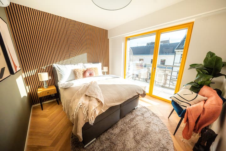  Красиво декорирана спалня с нотка на елегантност.