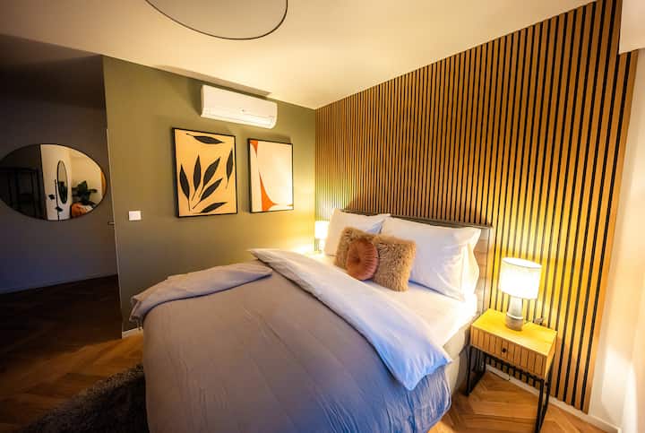 Просторна спалня с меко, привлекателно легло.