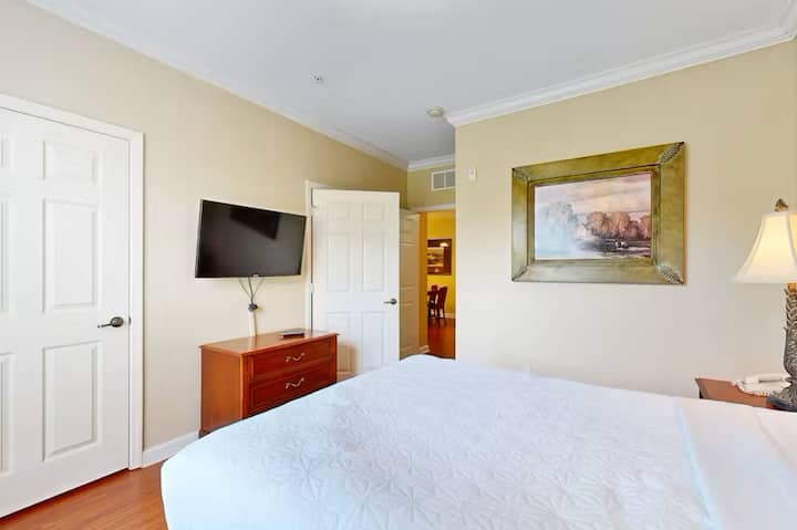 Ფართო მთავარი საძინებელი უპრობლემოდ უკავშირდება კომპლექტს და გთავაზობთ როგორც განმარტოებას, ისე კომფორტს. Მყუდრო, დასასვენებელი გარემოთი და ელეგანტური დიზაინით იდეალური დასვენებაა დასვენებისა და განტვირთვისთვის.