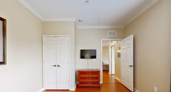 Ფართო მესამე საძინებელი ორი ორადგილიანი საწოლით, ტევადი კარადითა და ტელევიზორით. Იდეალურია ბავშვებისთვის ან სტუმრებისთვის. ის გთავაზობთ უამრავ სივრცეს თამაშებისთვის, სათამაშოებისთვის ან თუნდაც შეკვრისა და გართობისთვის, რაც მას იდეალურ ადგილად აქცევს როგორც გართობისთვის, ისე დასვენებისთვის.