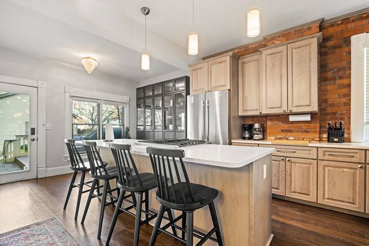 Historic Short North: Hot Tub, BBQ, Free Parking gallery image 5