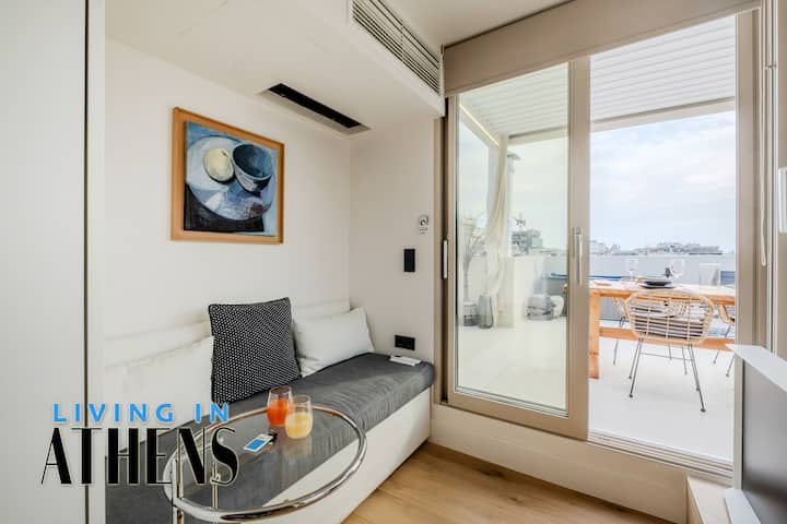 客厅区域和阳台。