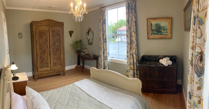 Spacious Room with Small Double Bed 

This big, bright bedroom features a gorgeous small double (3/4) bed, offering a comfortable and relaxing space for a restful stay.