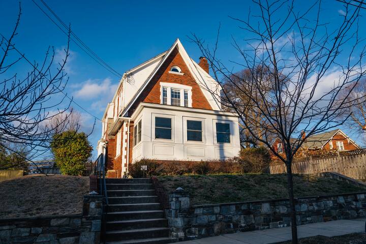 Spacious 4BR Crestwood NW Home w 40′ Pool gallery image 2