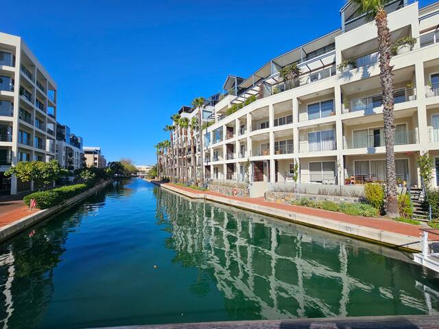 Exquisite 2-Bed waterfront living! gallery image 5