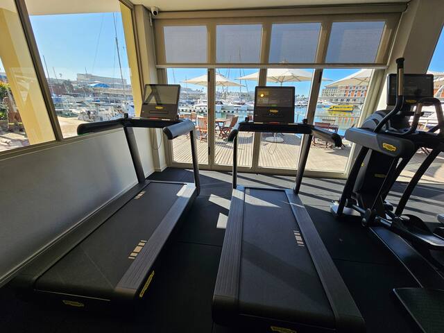 Exquisite 2-Bed waterfront living! gallery image 2