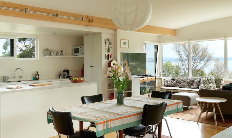 Artist’s Beach House gallery image 2