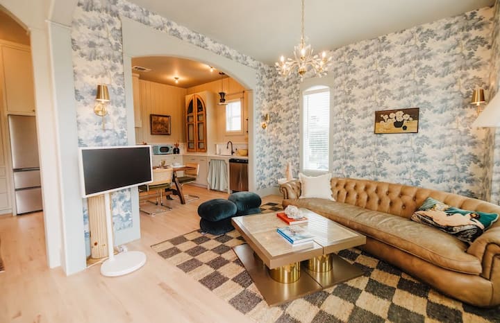 Eclectic New Construction -King Bed- Lighted Patio - Galveston, TX