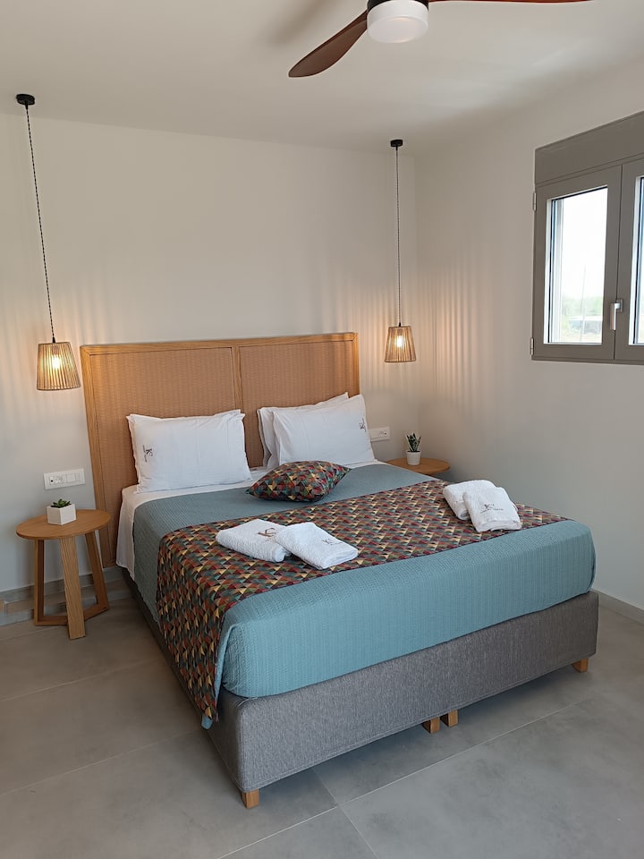 Villa KS Si (KS3) - Dormitorio 3 con cama tamaño queen y baño en suite con ducha de cabina