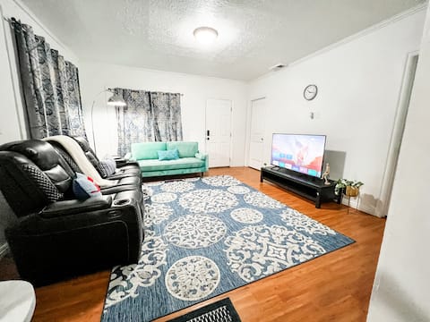Top Airbnb: Blue Cottage - Cozy Gem -3 Beds in Poplar Grove
