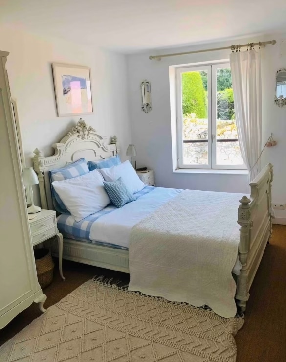 Zo spální je výhľad do údolia, ako aj dvere na terasu, ktorá vedie do záhrady. 