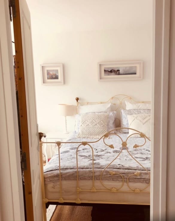 Prirodzené svetlo vychádza z výhľadových okien v prednej časti spální a každá z nich má vlastné dvere do záhrady, pričom kúpeľňa sa nachádza v hale medzi nimi.