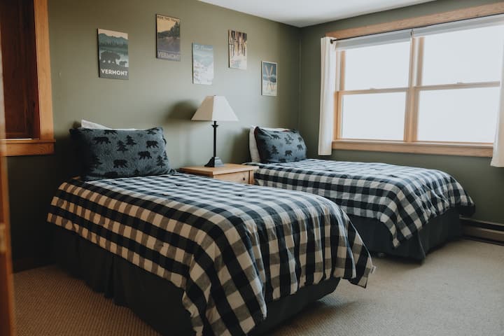 twin bedroom on the upper level 