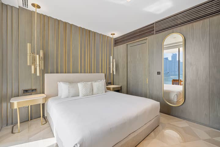 Светла главна спалня с изглед към морето. 