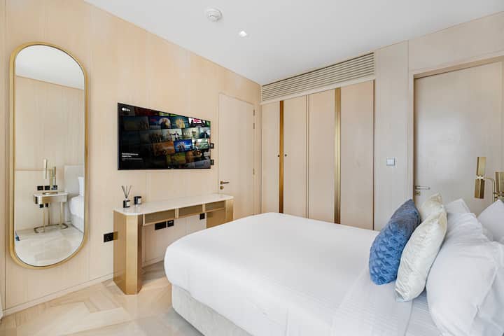 Точно както основната спалня, голямата втора спалня също е с баня. 