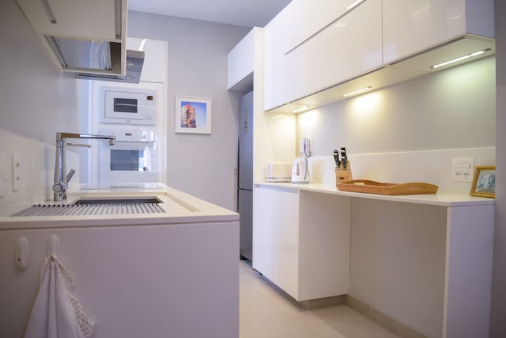 Charming & Stylish 2-Suite Apartment in Leblon gallery image 3