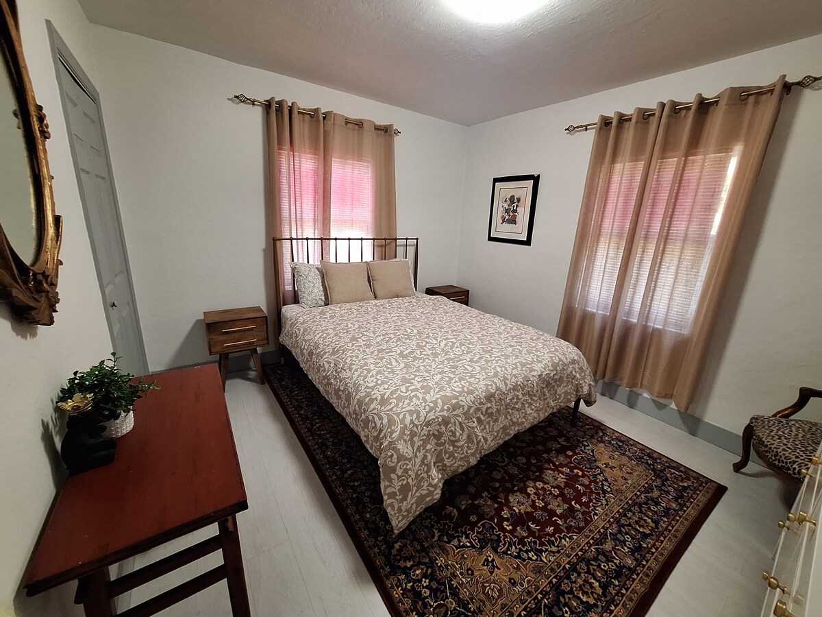 საძინებელი საკმარისი ბუნებრივი განათებით, ფართო და უამრავი სათავსოთი 