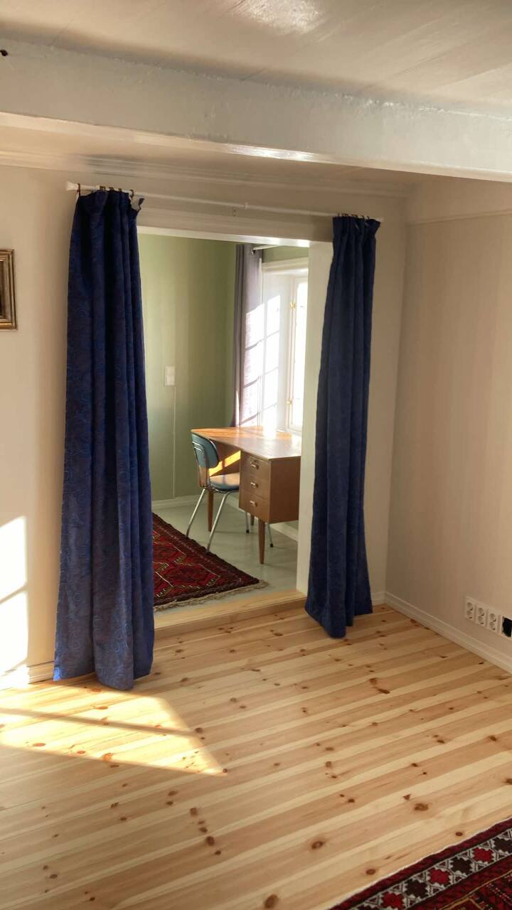 客厅通往一个小壁室，壁室内配有一张空间内置的双层床和一张小桌子。 非常不错的地方，可以一边工作一边俯瞰Smedsbukta。