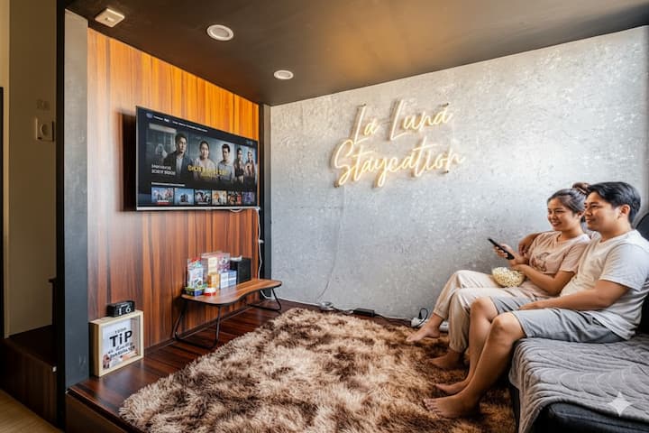 Regardez vos émissions préférées avec Netflix, HBO et Disney+ en tout confort.