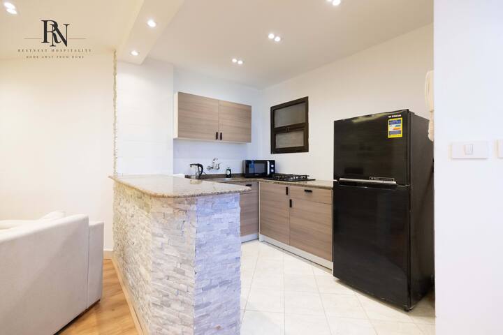Royal Suite 1 BDR In Rehab City: Full kitchen