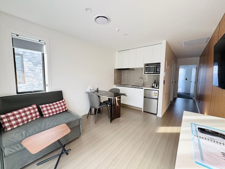 Sunny Relaxing One Bedroom Stay - Cromwell