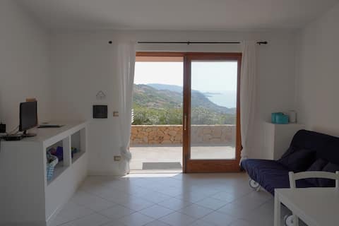 Airbnb con migliori performance: Jacuzzi in the Rocks, Large Terrace with Sea View a Trinità D'agultu E Vignola