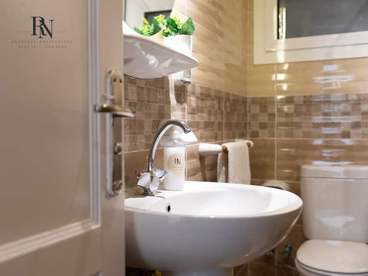 Spacious 2 BDR In Rehab City: Full bathroom