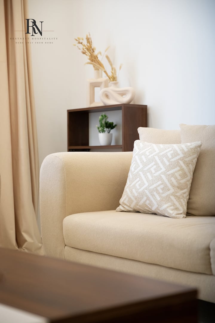 Spacious 2 BDR In Rehab City: Living room
