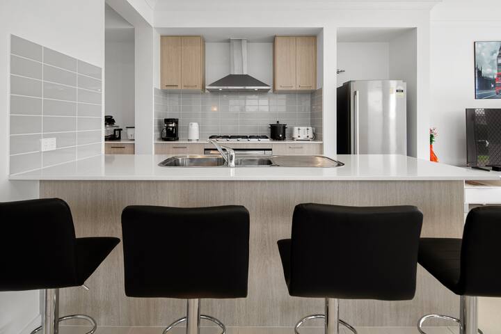 Carseldine Castle, 5 Bedroom EV Charger Sleeps 12 gallery image 3