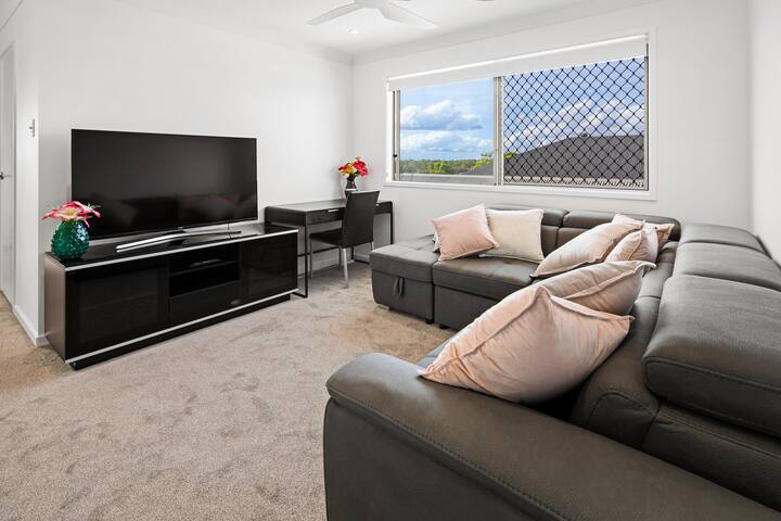 Carseldine Castle, 5 Bedroom EV Charger Sleeps 12 gallery image 2