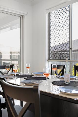 Carseldine Castle, 5 Bedroom EV Charger Sleeps 12 gallery image 4