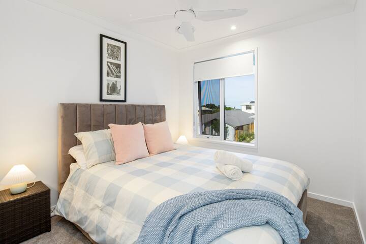 Carseldine Castle, 5 Bedroom EV Charger Sleeps 12 gallery image 5