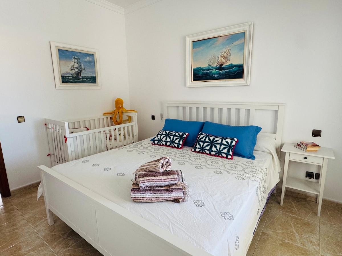 ห้องนอนพร้อมเตียงขนาด 180 ซม. ตู้เสื้อผ้าบิวท์อินกว้างขวางเตียงเด็กอ่อนและพัดลมเพดาน หน้าต่างไปยังระเบียงรับประทานอาหาร  

ห้องนอนพร้อมเตียงคิงไซส์ 180 ซม. ตู้เสื้อผ้าบิวท์อินเตียงเด็กอ่อนพร้อมเสื้อผ้า หน้าต่างไปยังระเบียงและต้นไม้พัดลมเพดาน 